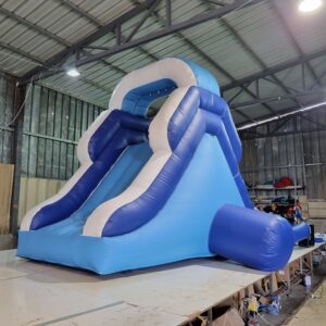 מגלשה לבריכה, מלונות דן, גובה גלישה 2 מ' , אורך 4.3 מ', רוחב 2.4 מ', גובה 3.8 מ', משקל 70 ק"ג, Inflatable Pool Slide – Dan Hotels, Sliding Height 2 m, Length 4.3 m, Width 2.4 m, Height 3.8 m, Weight 70 kg, Catalog No. WG 70010138 WG 70010138